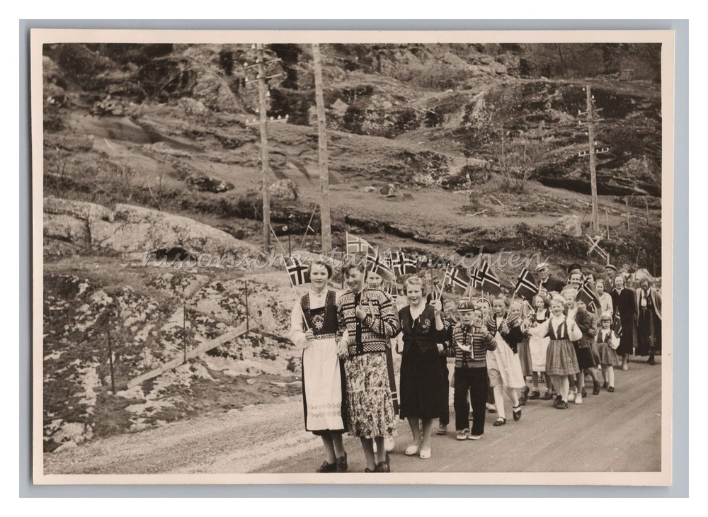 Reise Norwegen Richtung Bergen – Trachten Fahnen – Altes Foto 1950er