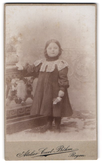 Photograph Curt Böhm, rain in the Bavarian Forest, portrait little girl in Kle