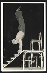 Photograph Günter Wilms, Potsdam, circus – circus acrobat walking stairs in hands