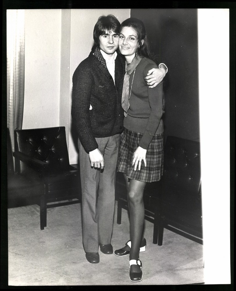 Photograph Davy Jones singer of The Monkees with his wife in miniskirt, large f