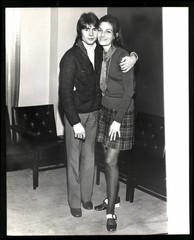 Photograph Davy Jones singer of The Monkees with his wife in miniskirt, large f