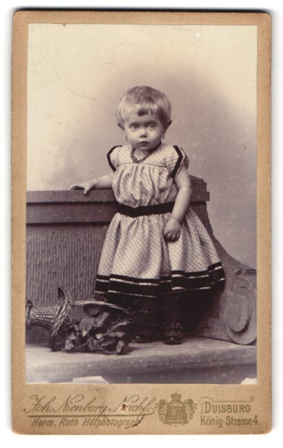 Photograph Joh. Nienborg Nachf., Duisburg, König-Straße 4, child in checkered class