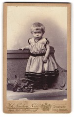 Photograph Joh. Nienborg Nachf., Duisburg, König-Straße 4, child in checkered class