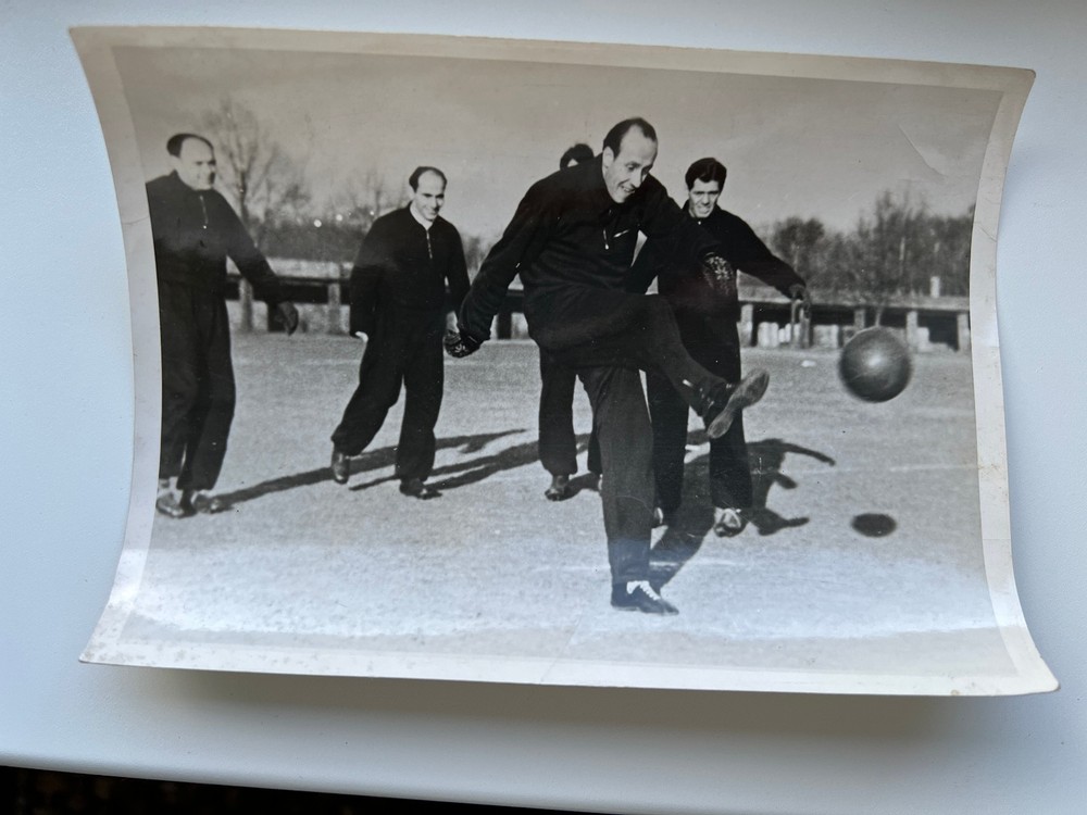 Photo F 26 football press photo Helmut Schön in training 1950 approx. 13×18 cm