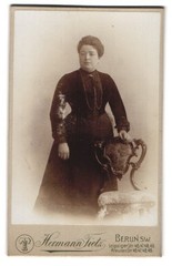 Photograph Hermann Tietz, Berlin, Krausen Straße 46-49, obese lady and Stu