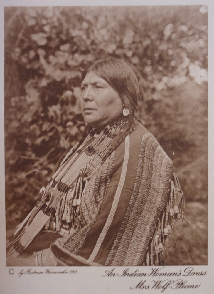 1913 RODMAN WANAMAKER Sepia Photo: «An Indian Woman’s Dress – Mrs. Wolf Plume».