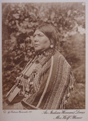 1913 RODMAN WANAMAKER Sepia Photo: «An Indian Woman’s Dress – Mrs. Wolf Plume».