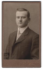 Photograph H. Walbrecker, Zittau, Theodor Körner Allee, portrait of a young Ma