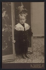 Photograph Th. Eppler, Dresden, Hauptstraße 24, portrait of a child in elegant
