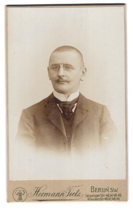 Photograph Hermann Tietz, Berlin-SW, Leipziger Str. 46-49, Elegant Gentleman with Z