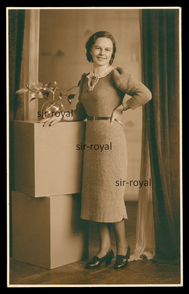 Wiener Neustadt 1938-pretty woman in portrait-Austria-photo postcard 9x14cm