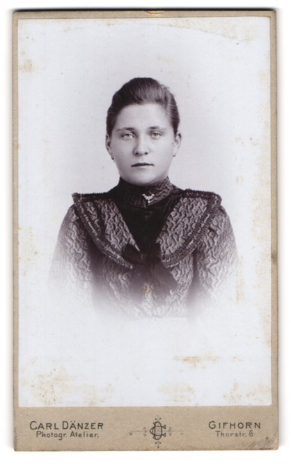 Photograph Carl Dänzer, Gifhorn, Thorstr. 6, Portrait Brunette Miss with Br