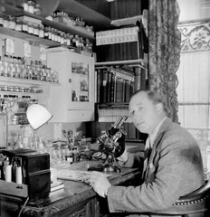 Portrait Homme Biologist School Calculator Lab 2 Antique Negative Photo an1950