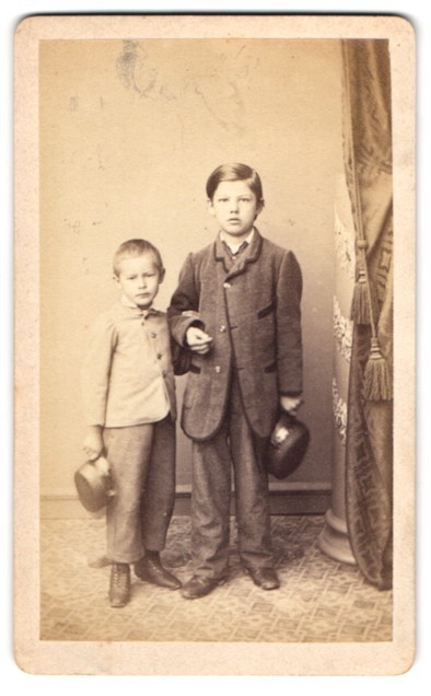Photograph N. A. Dietz, Munich, Sendlingerthorplatz 6, two brothers in fine K