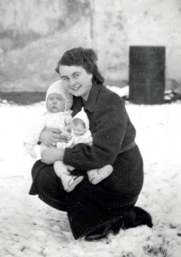 Photo WW2 Mother Child Doll War Christmas 1941 Winter Snow WW2 (K1012)