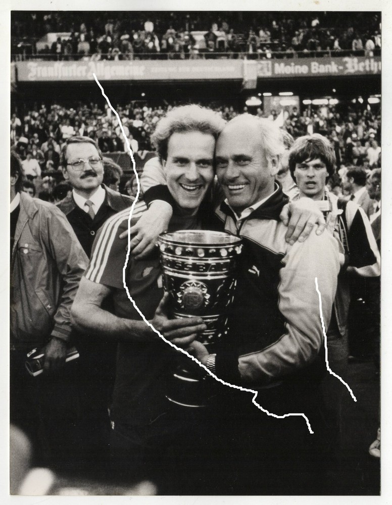 21x16cm Orig. Foto Sven Simon 1984 Kalle Rummenigge + Udo Lattek mit DFB-Pokal