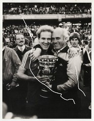 21x16cm Orig. Foto Sven Simon 1984 Kalle Rummenigge + Udo Lattek mit DFB-Pokal