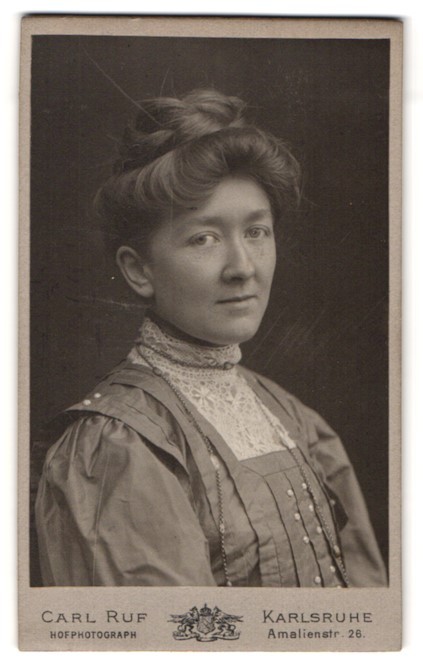 Photograph Carl Ruf, Karlsruhe, Amalienstr. 26, Portrait Woman in Dress with Spit