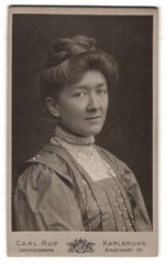 Photograph Carl Ruf, Karlsruhe, Amalienstr. 26, Portrait Woman in Dress with Spit