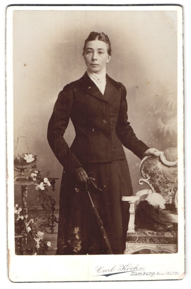 Photograph Carl Koch, Hamburg, Neuer Wall 30, portrait young lady in black
