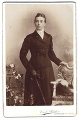 Photograph Carl Koch, Hamburg, Neuer Wall 30, portrait young lady in black
