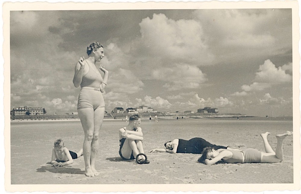 BDM Woman Blonde Like Leni Riefenstahl Swimwear Beach Scene Kiel Vintage 1936 (1)