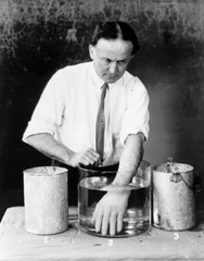 Houdini makes spirit hands Photograph Print 11″x14″