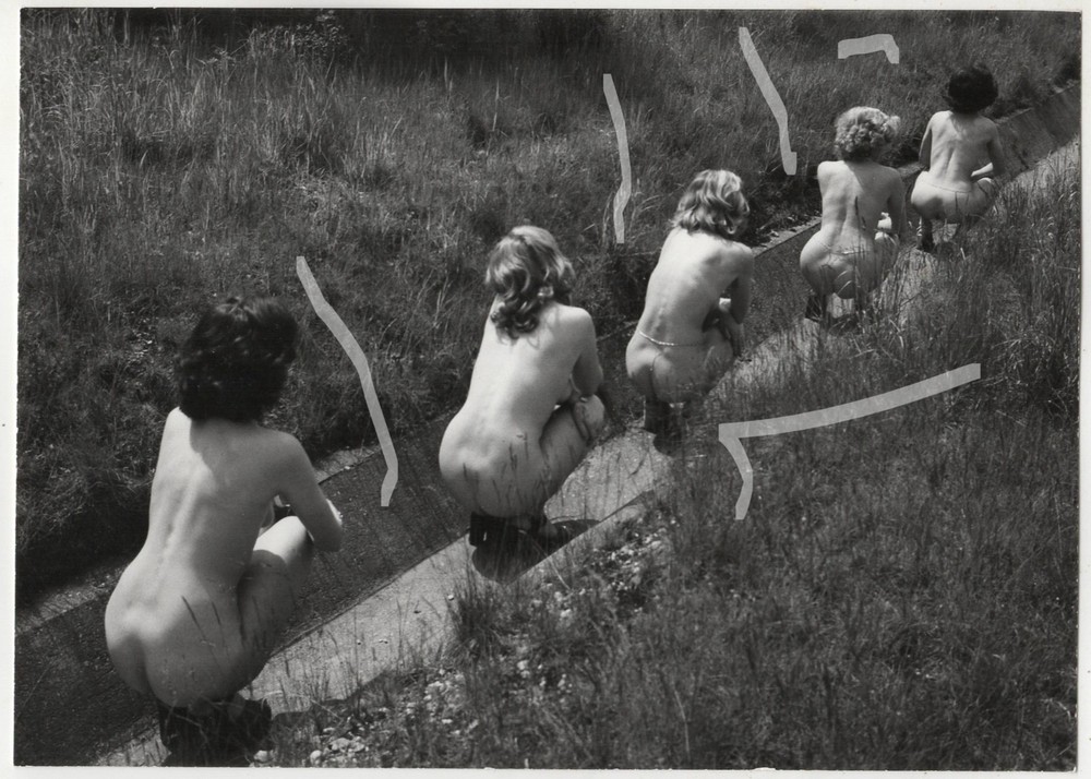 Archive Barite – Photo 5 Women in Meadow Squatting 17x12cm