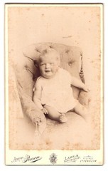 Photograph person, Lahr i.B., Schillerstraße 21, feisty toddler on chair