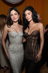 PHOTO NO 450 • MONICA BARBARO AND KYLIE JENNER • GLOSSY • 20x30CM • NEW