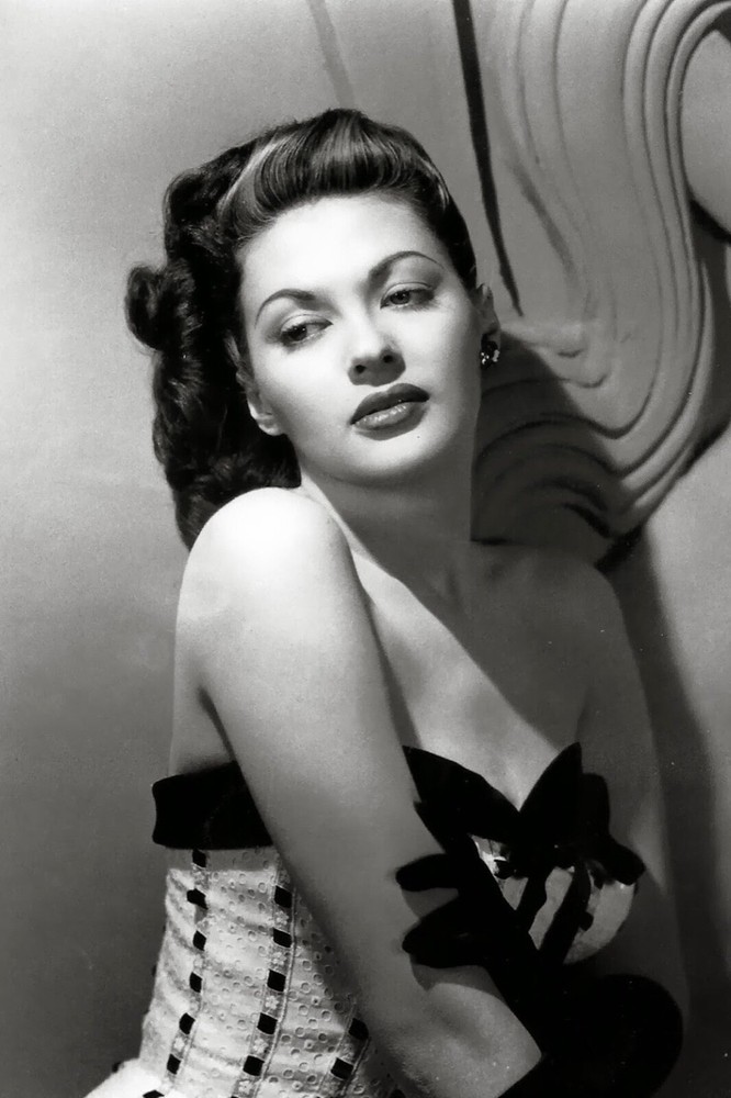 Yvonne De Carlo classic publicity photo ca.1940’s – reprint – multiple sizes:703