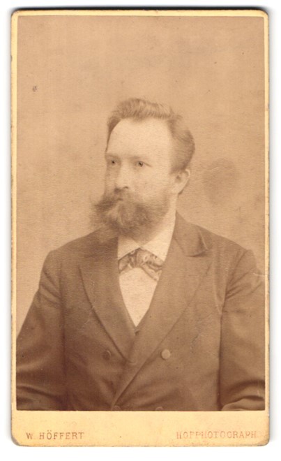 Photograph W. Höffert, Dresden, See-Str. 10, portrait man in suit with full bar