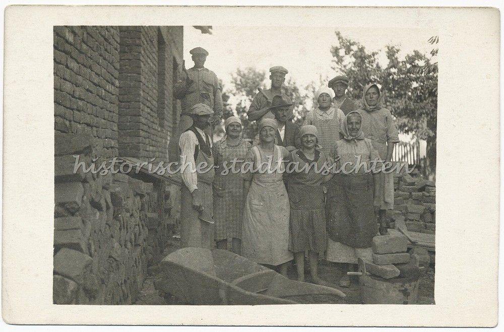Maurer & Hausfrauen beim Hausbau – Berufe Ziegel – Altes Foto 1920er