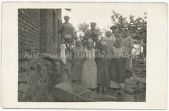 Maurer & Hausfrauen beim Hausbau – Berufe Ziegel – Altes Foto 1920er