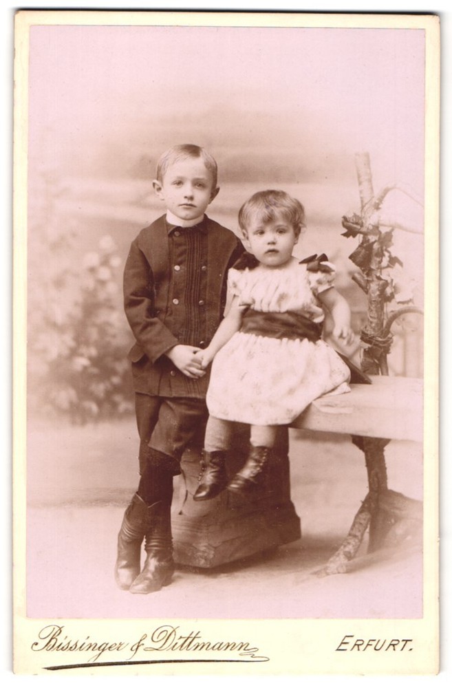 Photograph Bissinger & Dittmann, Erfurt, Anger 25, two children on a bench
