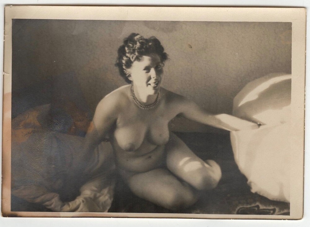 10x7cm old barite photo 6y nude woman on floor