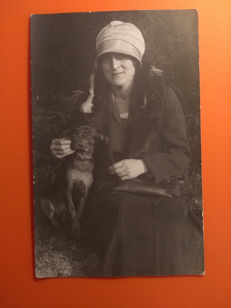 Photo old antique woman woman dog hat jacket dog fashion portrait nice old photo postcard