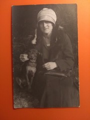 Photo old antique woman woman dog hat jacket dog fashion portrait nice old photo postcard
