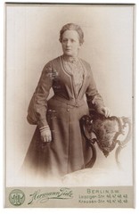Photograph Hermann Tietz, Berlin, Leipziger-Straße 46-49, finely dressed lady,