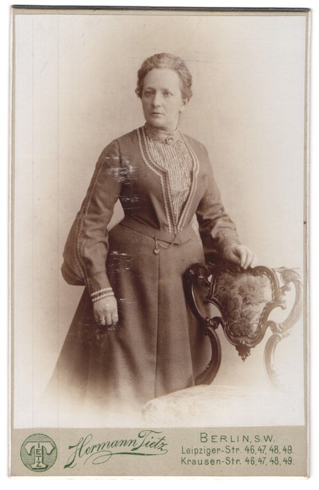 Photograph Hermann Tietz, Berlin, Leipziger-Straße 46-49, finely dressed lady,