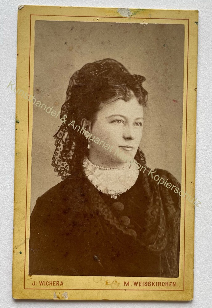 Photograph Franz Aberle, CDV Weisskirchen, Mariengasse, woman in hat with bow