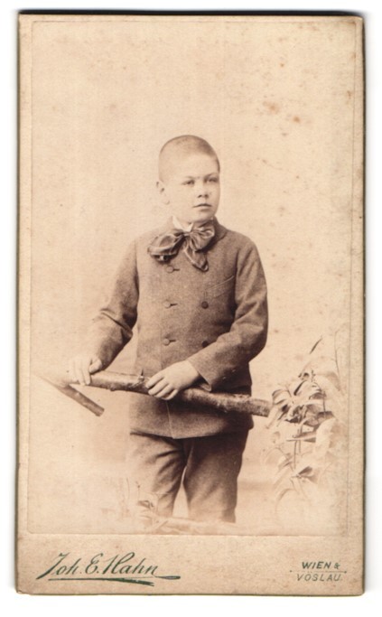 Photograph Joh. E. Hahn, Vienna, Mariahilferstrasse 105, portrait of half-grown K