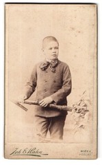 Photograph Joh. E. Hahn, Vienna, Mariahilferstrasse 105, portrait of half-grown K