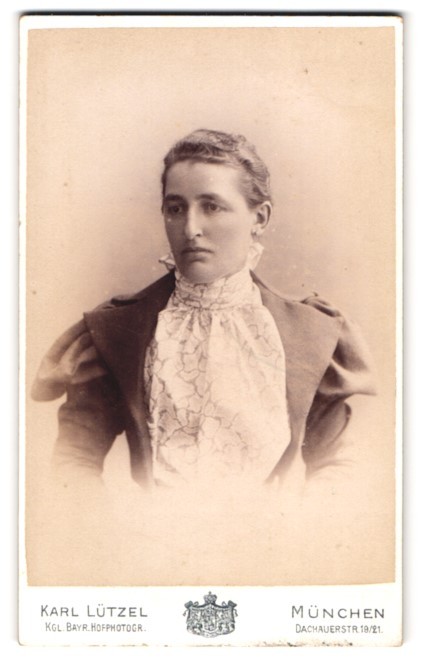 Photograph Karl Lützel, Munich, Dachauerstr. 19-21, Portrait Lady in Fashion