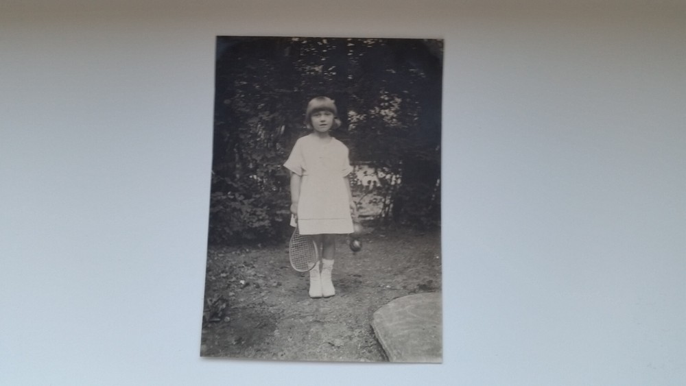 Photo 5R248 pretty girl with ball and bat circa 1940s approx 8x11cm