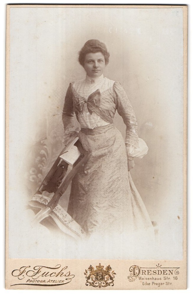 Photograph J. Fuchs, Dresden, Orphanage Strasse 16, portrait nicely dressed