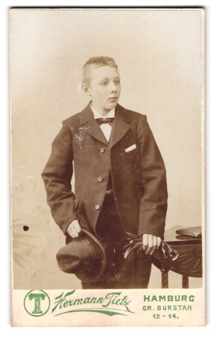 Photograph Hermann Tietz, Hamburg, Large Burstah 12-14, portrait young man