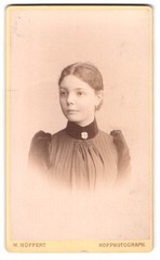 Photograph W. Höffert, Dresden, See Straße 21, portrait of a young woman