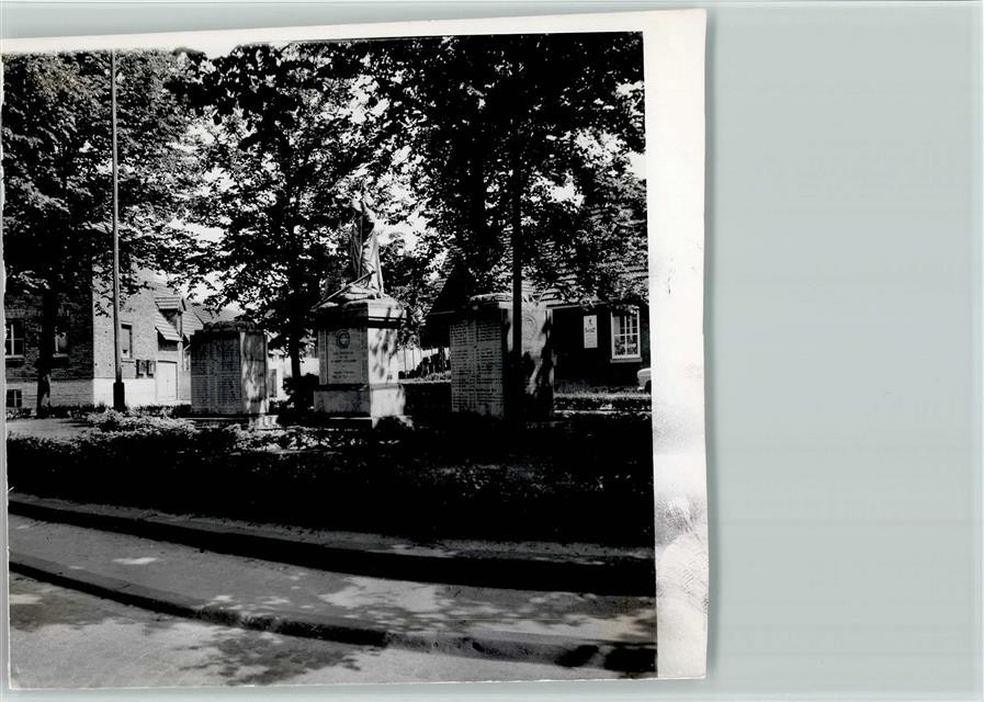 40137709 – 4420 Latvian Memorial Photo 12x13cm