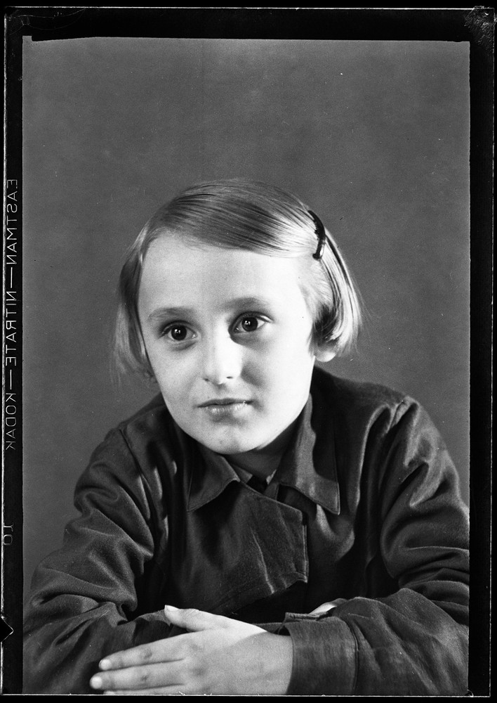 Edith Pezdika (later became photographer), girl’s portrait, by Eduard PEZDIKA, v